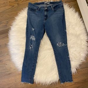 Women’s Levi’s 711 Distressed Skinny Jeans.